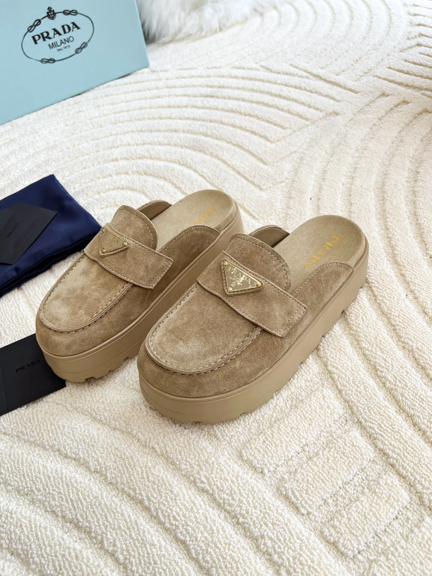 👟👟Ex-factory price 440👟👟 Prada/Prada 25ss summer new couple's beach thick-soled Birkenstock sandals. This shoe style is really a classic design that will not go out of style and is in line with everyone's current pursuit of comfortable and healthy wearing concepts. It is regarded by many domestic and foreign celebrities and fashionistas as an important choice for daily slippers. ✔Upper: imported super soft sheepskin ✔Inner lining: imported sheepskin ✔Hardware: Original molded split hardware ✔Outsole: Ultra-light, wear-resistant and non-slip foam sole ✔Number of yards: 35~40 (custom-made 40 pieces are non-refundable)